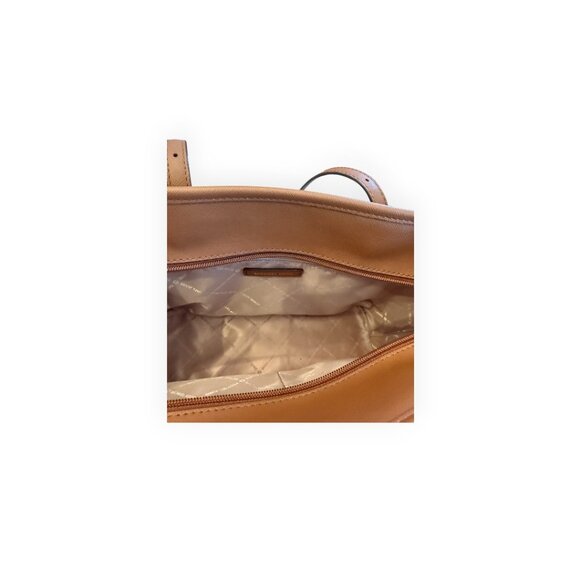 Michael Kors Signature Tote – Iconic Style & Everyday Function - Picture 4 of 5